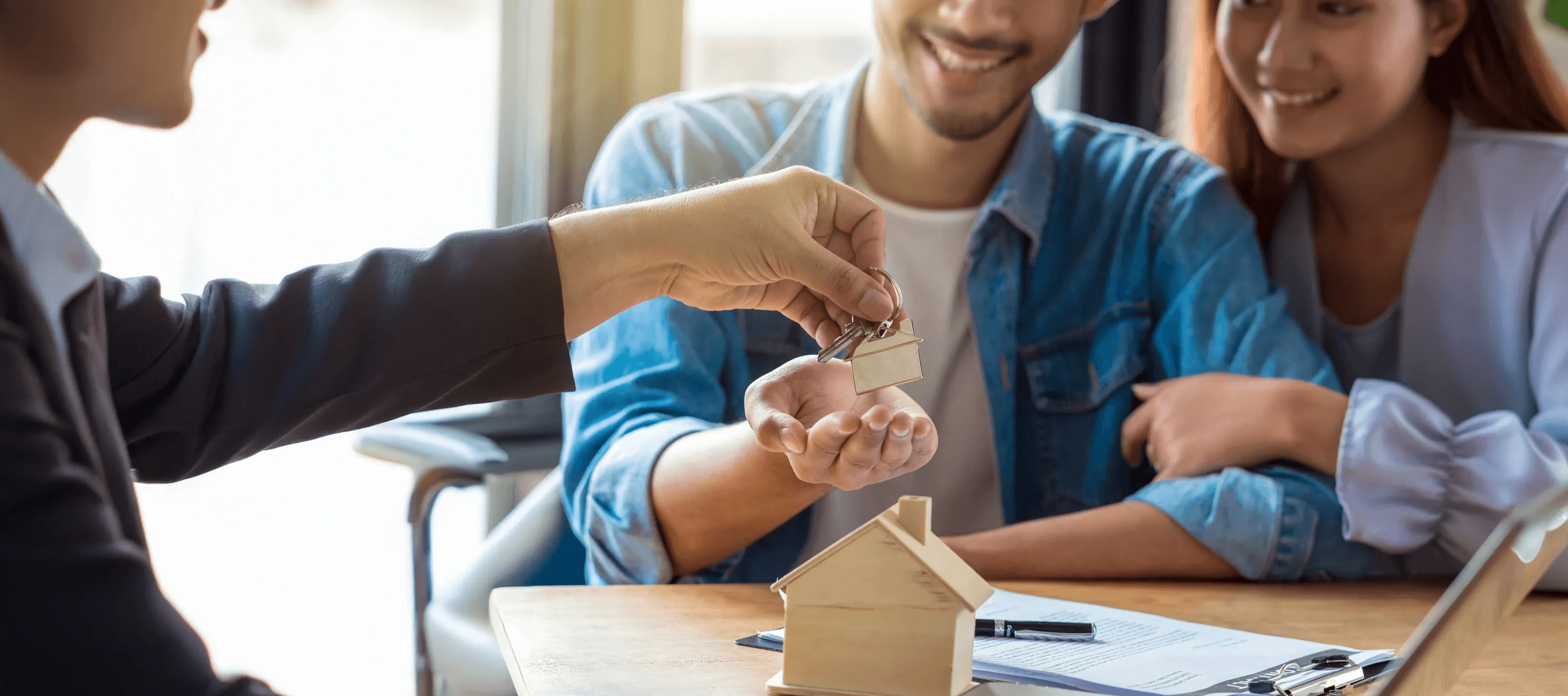 Familia feliz en su nueva casa